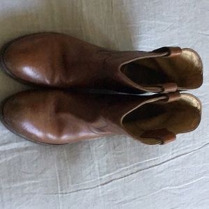 Frye women’s Carson lug short boot, Cognac 9m